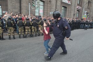 Челябинских детей нарядили в форму ОМОНа для разгона митингов