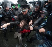 Челябинских детей нарядили в форму ОМОНа для разгона митингов