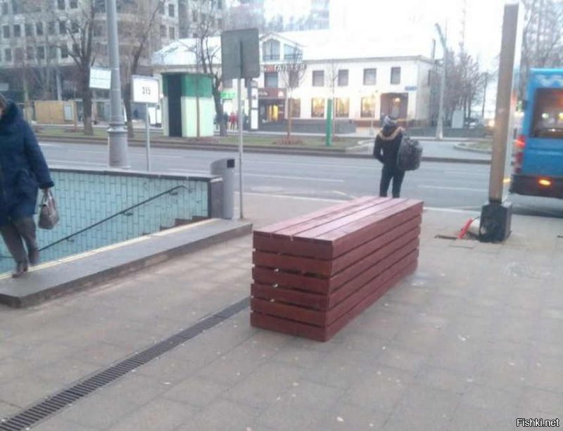 Для защиты от подобных случаев в Москве стали ставить удобные лавочки (бетонный блок обшитый деревом)