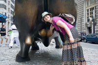 Я конечно не на что не намекаю, но что то настораживает посредине под одеянием у прЫнцессы.