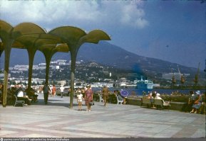 Грибки на набережной Ялты. Сделаны в США для промышленной выставки в Москве в 59ом (чб фото). После выставки передали в Гурзуфский пансионат какой то, но там не пришлись к месту и установили на набережной Ялты. В нулевые годы окончательно износились временем и заменили на реплики. 

Кто будет прогуливаться по набережной сможет побравировать знаниями истории Ялты. ;)