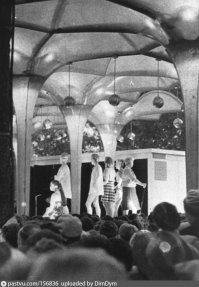 Грибки на набережной Ялты. Сделаны в США для промышленной выставки в Москве в 59ом (чб фото). После выставки передали в Гурзуфский пансионат какой то, но там не пришлись к месту и установили на набережной Ялты. В нулевые годы окончательно износились временем и заменили на реплики. 

Кто будет прогуливаться по набережной сможет побравировать знаниями истории Ялты. ;)