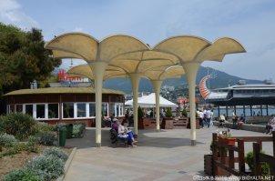 Грибки на набережной Ялты. Сделаны в США для промышленной выставки в Москве в 59ом (чб фото). После выставки передали в Гурзуфский пансионат какой то, но там не пришлись к месту и установили на набережной Ялты. В нулевые годы окончательно износились временем и заменили на реплики. 

Кто будет прогуливаться по набережной сможет побравировать знаниями истории Ялты. ;)