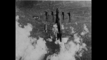 Не цветное, но все же фото с особой энергетикой страха и безисходности.