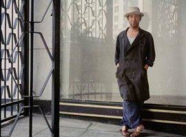 Плащ Brioni (178000р) 
Алладины Yogin (5750p) 
Сандалии Thierry Rabotin (8900р) 
Шляпа Piazza Italia (3500р). 
 
Борислав Брондуков 1975 
"Афоня"