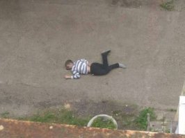 В эпоху сверхпопулярности человека паука было несколько случаев, когда дети выпрыгивали из окна, полностью уверенные, что у них сейчас вырастет паутина и они плавно приземлятся куда захотят. Одному было аж 12 лет - помню, сыну на всякий случай хотел объяснит, а ему всего 5 тогда было, он сам сказал, он что, грит, совсем дурак был в фильмы верить...
Так что, скользкая это тема для игрищь.