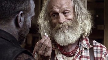 Хоть бы объяснили сценаристы, как трупы ходят 8 лет, не разлагаются и откуда берут энергию (при отсутствии метаболизма). Где там, пилять, закон сохранения энергии?

Сериал хорош, но в последнее время стал уж сильно депрессивный. Треша мало, одни слюни и страдания.
Рекомендую "Нация Z" - черный юмор рулит... :)