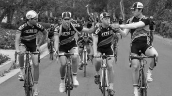 Идея проведения гонки возникла 20 ноября 1902 года 
Полная длина гонки   между 3000 и 4000 км (трасса и протяжённость этапов каждый год меняются). А в  в 1926 году была самая длинная гонка  5745 км...
Эта фотка тоже 1920 годов. А автор малехо ошибся и Тур Де Франс 90-е годы вот он: