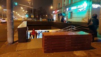 Минску пора бы перенять московский опыт. У нас после подобных случаев у каждого перехода поставили бетонные блоки, теперь уже оформленные под скамейки.