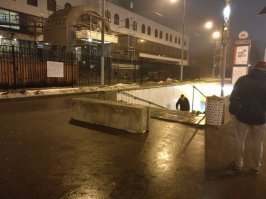 Минску пора бы перенять московский опыт. У нас после подобных случаев у каждого перехода поставили бетонные блоки, теперь уже оформленные под скамейки.