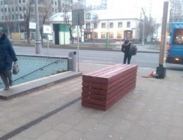 Минску пора бы перенять московский опыт. У нас после подобных случаев у каждого перехода поставили бетонные блоки, теперь уже оформленные под скамейки.