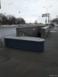 Минску пора бы перенять московский опыт. У нас после подобных случаев у каждого перехода поставили бетонные блоки, теперь уже оформленные под скамейки.