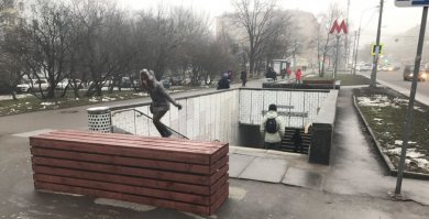 Минску пора бы перенять московский опыт. У нас после подобных случаев у каждого перехода поставили бетонные блоки, теперь уже оформленные под скамейки.