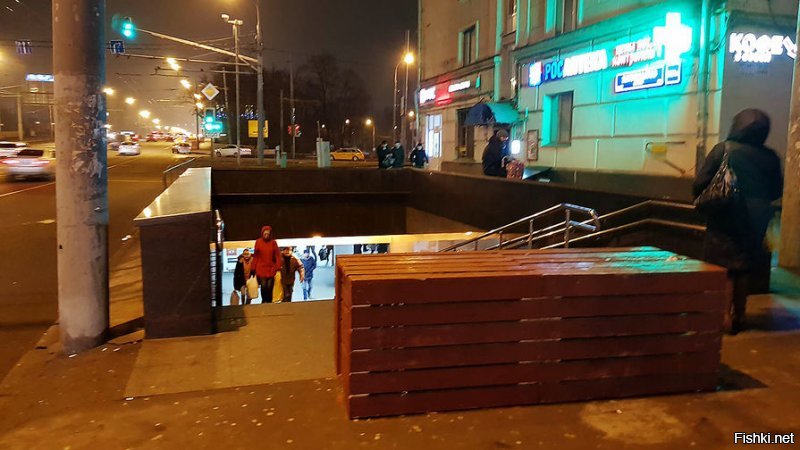 Минску пора бы перенять московский опыт. У нас после подобных случаев у каждого перехода поставили бетонные блоки, теперь уже оформленные под скамейки.