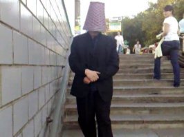 Как показывает история,кастрюли на голову надевать,тоже оказывается плохая примета. К потере это.