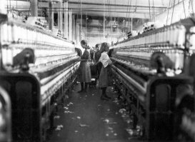 Добавлю немного и из своей коллекции... Рабочие фабрики. США май 1911 г.