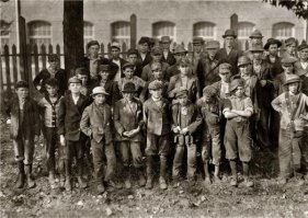 Добавлю немного и из своей коллекции... Рабочие фабрики. США май 1911 г.