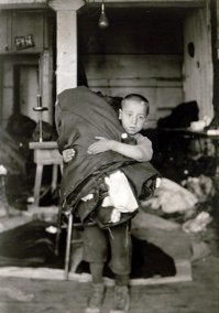 Добавлю немного и из своей коллекции... Рабочие фабрики. США май 1911 г.