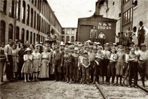 Добавлю немного и из своей коллекции... Рабочие фабрики. США май 1911 г.