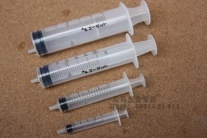 донышко у шприца отрезаешь и всё, делов.. :)