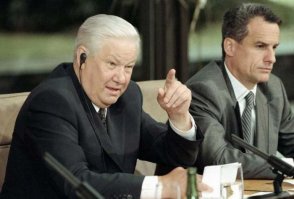 От осинки не родятся апельсинки. Потомок его тоже вор.