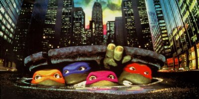 Мерседес подлетел на люке, врезался в пешеходный переход и загорелся