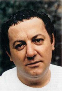 Колюш (Мишель Жерар Жозеф Колюччи  28 октября 1944, Париж   19 июня 1986, Грас)   французский комик, актёр и сценарист. 
Фильмы: "Инспектор-разиня", "Банзай!", "Короли шутки" и т.д.
Погиб летом 1986 года, разбившись на мотоцикле на юге Франции. 19 июня в 17 часов 30 минут его мотоцикл Honda 1100 VFC врезался в потерявший управление грузовик.