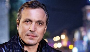 Для тех не в курсе, этот "джамшут" родом из Молдовы, и когда в 2012 году были выборы в одном из интервью агитировал за проевропейские партии, которые против РФ, как бы про РФ плохо не говорил, но говорил, что путь РМ в европе, вместе с другим работающим в РФ актером из молдовы Игорем Кистолом на фото (снимался в Большой Разнице итд) этот вообще на плакатах висел, на площади ходил итд. Так что... не жалко!