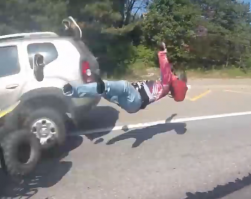 Говнюк вылетел из тапок...