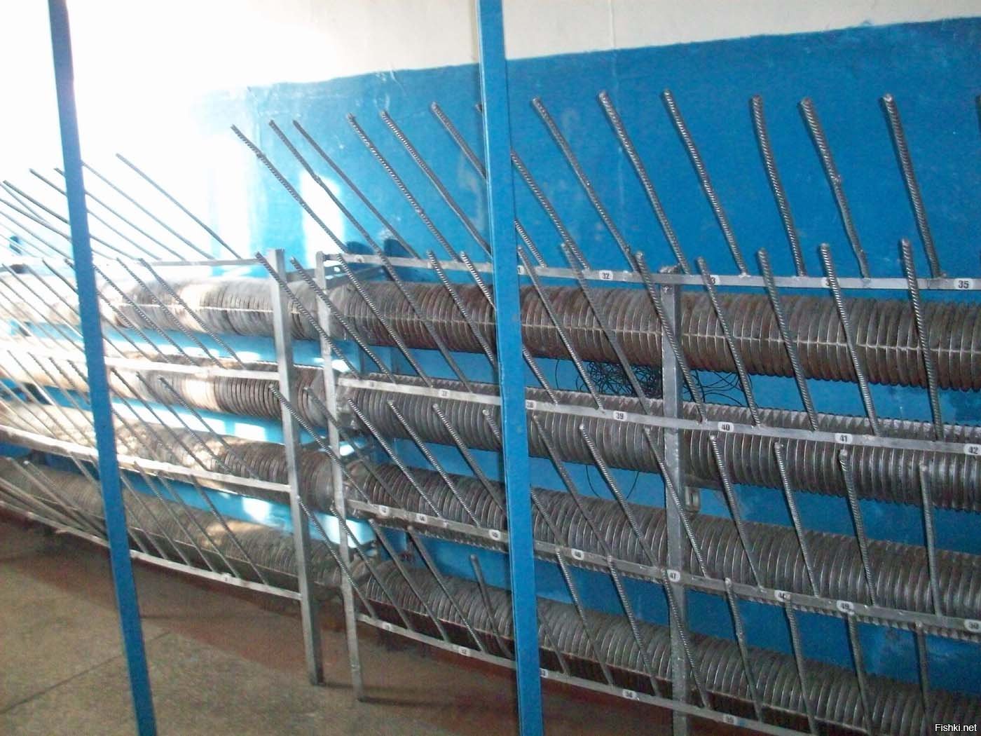 Сушилка для обмундирования в казарме. Сушилка в казарме. Сушильная комната в казарме. Сушилка казарма. Сушилка казарма.