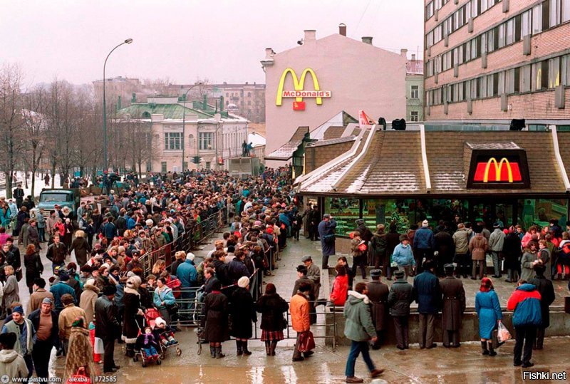 1990 год - много часовая очередь за булочкой с котлетой

большинству бизнесменов, которые ждут каждого клиента остаётся только завидовать, тем, кто зарабатывает на этих очередях деньги