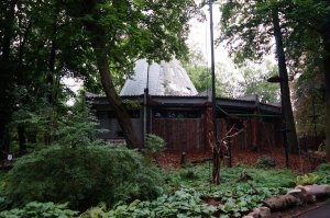 в конусе раньше пингвины жили, а в финском домике карликовый бегемот