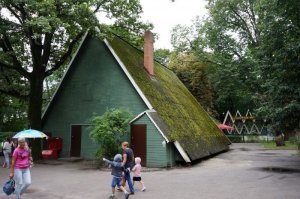 в конусе раньше пингвины жили, а в финском домике карликовый бегемот