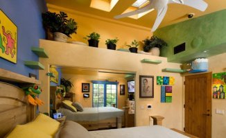 1. Кухня. Заядлый кошатник из Америки реконструировал свой дом в самый настоящий кошачий рай. 2. Кабинет. Мужчина потратил около 35000$ на специальные тоннели, выступы и карнизы по всему дому. 3. Ванная. по которым котики могут лазить в любое время. 4. Спальня. Когда-то здесь обитала одна кошка, однако теперь их 18!