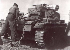 Кстати, еще к вопросу о тральщиках: в знаменитом разминировании датских пляжей в 45-47гг (в фильме "Моя земля" этим занимались сопляки из гитлерюгенда) принимали участие импровизированные роллеры на базе штугов и троек-четвёрок. Речь, конечно, о противопехотных минах.