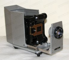 Помню, когда в детстве болел, родители ставили банки и включали этот волшебный аппарат. Самый любимый диафильм был "Старик Хоттабыч".