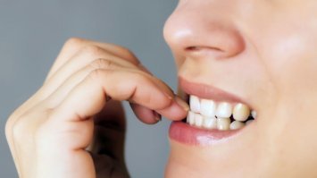 Судя по всему , ногти пострадали из-за одной дурной привычки .