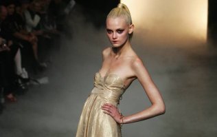 Них се, у нее еще пальцы различимы! 
Хотя эти кости не лучше:
В одном случае член совать просто опасно - уколешься об выступы скелета, но ведь во втором - просто не найти КУДА совать...