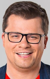 да нормально выглядит, даже слегка разжирел...