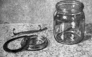 Вот эти крышки он придумал. И закаточную машинку - не ту, что в тексте, а "со спиралью". 
Если не выбросил, сфоткаю и выложу.