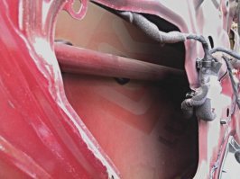 Кому-то автомобили из вторсырья попадались...
Под обшивкой двери обнаруживается лого с бочки: