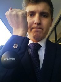 Мне кажется, этот дибилушка заслужил данный фейл. Потому что:
а) как можно пойти на собеседование в косстюме, который ты только что купил и взял с вешалки. Он же по-дурацки замят и его надо 100% гладить. Как можно так неспланировать интерсью? В метро чтоли ехал в свитере и внезапно позвонили - развернулся и побежал на интервью, в припрыжку заскочив в первый ближайший магазин?

б) Как можно в принципе не заметить чуть ли не на самом заметном месте такую пластмассовую тяжелую фиговину??