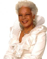 бразильская певица, солистка группы Kaoma.
В январе 2017 года при ограблении принадлежавшей ей гостиницы была убита солистка группы Лоалва Браз. Её тело было обнаружено 19 января 2017 года в сгоревшем автомобиле, брошенном в прибрежной зоне штата Рио-де-Жанейро