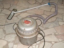 В моем детстве было вот это чудовище. Я боялся его так, что просто ппц! Рёв взлетающего самолета- музыка для уха по сравнению с ним. Это только спустя десятилетие я узнал, что есть- R2D2)))))