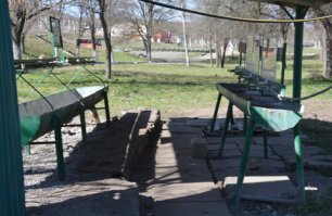 А чем отличается данный умывальник в пионер-лагере от таких же в армии или просто- в лагере?))) в то время. цветом походу))))