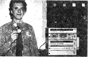 Специально покопался в журналах. "Наука и жизнь" №11 за 1986 год. 
"Опытный образец стереофонического комплекса «Эстония 010 стерео», в который входит лазерный проигрыватель для воспроизведения записей с компакт-дисков, соответствующих международным стандартам (образец диска   в руках у стендиста)."
Фотка жуть, конечно.