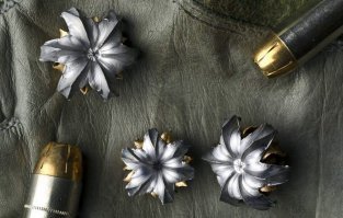 Экспансивная пуля - это немного другое. Она имеет насечки на головке, в результате попадания в тело эта пуля раскрывается цветком и увеличивает свой калибр в 2-3 раза. Если ранение сквозное, то входное отверстие будет выглядеть как от обычной пули, а выходное как от картечного выстрела.