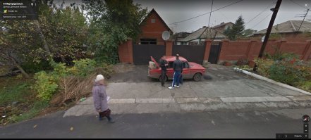 Донецк. До войны. Напротив моего бывшего дома. Два моих бывших соседа. Старушку не могу узнать.
