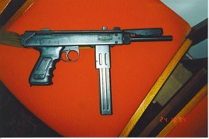 90тые...
Вики.
Пистолет-пулемет К6-92 был разработан в Армении, которая после обретения независимости в 1991 году, фактически находилась в состоянии вооруженного конфликта с Азербайджаном из-за Нагорного Карабаха. Армянские вооруженные формирования остро ощущали нехватку стрелкового оружия, нужда в котором побудила армянских инженеров в 1991-92 годах создать сравнительно простой пистолет-пулемет К6-92. Промышленное производство пистолета-пулемета было развернуто на одном из машиностроительных предприятий Армении. Вскоре некоторое количество пистолетов-пулеметов попало в Чечню, где они поступили на вооружение вооруженных формирований мятежного генерала Джохара Дудаева. Там же в Чечне в различных подпольных мастерских, в кустарных и полукустарных условиях, было выпущено некоторое количество примитивных и грубо исполненных копий пистолетов-пулеметов К6-92, получивших название «Борз»(Волк), однако они конструктивно и качественно отличались от армянского аналога[2]. Между тем, в результате наличия чеченских копий армянского оружия и некоторого количества попавших в Чечню оригинальных образцов армянского пистолета-пулемета, независимо с маркировкой они были или нет, К6-92 ошибочно причисляли к оружию чеченского производства[3].
"Несмотря на все недостатки, пистолет-пулемет оказался идеальным оружием киллера и диверсанта. Скорострельность у «БОРЗа» феноменальная, а дешевизна позволяла без особых сожалений бросить орудие прямо на месте убийства."