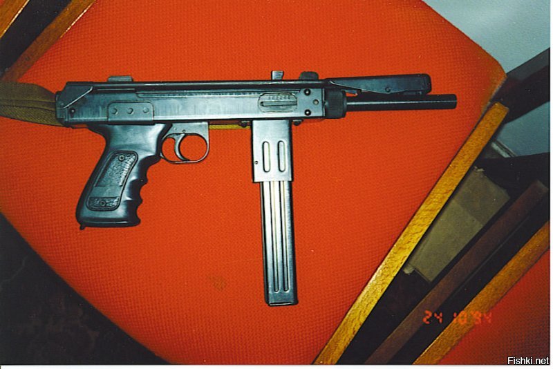 90тые...
Вики.
Пистолет-пулемет К6-92 был разработан в Армении, которая после обретения независимости в 1991 году, фактически находилась в состоянии вооруженного конфликта с Азербайджаном из-за Нагорного Карабаха. Армянские вооруженные формирования остро ощущали нехватку стрелкового оружия, нужда в котором побудила армянских инженеров в 1991-92 годах создать сравнительно простой пистолет-пулемет К6-92. Промышленное производство пистолета-пулемета было развернуто на одном из машиностроительных предприятий Армении. Вскоре некоторое количество пистолетов-пулеметов попало в Чечню, где они поступили на вооружение вооруженных формирований мятежного генерала Джохара Дудаева. Там же в Чечне в различных подпольных мастерских, в кустарных и полукустарных условиях, было выпущено некоторое количество примитивных и грубо исполненных копий пистолетов-пулеметов К6-92, получивших название «Борз»(Волк), однако они конструктивно и качественно отличались от армянского аналога[2]. Между тем, в результате наличия чеченских копий армянского оружия и некоторого количества попавших в Чечню оригинальных образцов армянского пистолета-пулемета, независимо с маркировкой они были или нет, К6-92 ошибочно причисляли к оружию чеченского производства[3].
"Несмотря на все недостатки, пистолет-пулемет оказался идеальным оружием киллера и диверсанта. Скорострельность у «БОРЗа» феноменальная, а дешевизна позволяла без особых сожалений бросить орудие прямо на месте убийства."